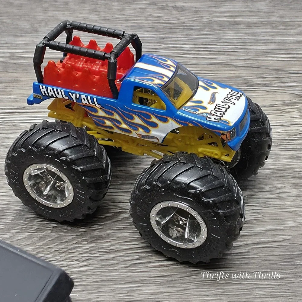 5 Hotwheels Monster Trucks 1:64 - Darth Vader, Bone Shaker, Roger Dodger, Haul